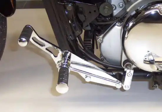 MB vorverl. Fußrasten / 16 cm / Ness Style gefräst / chrom / SUZUKI VZ 1600 Marauder / ABE Aktuell