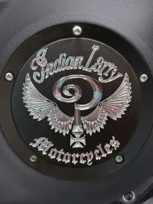 Nur Für Kurze Zeit Indian Larry Kupplungsdeckel IL Logo M.Schwarz f. Harley-Davidson Softail 18-25