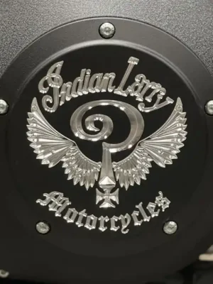 Top-Seller Indian Larry Kupplungsdeckel Il Logo M.Schwarz f. Harley-Davidson Twin Cam 99-18