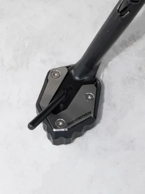 SW-Motech Seitenständerfuß-Verbreiterung Schwarz/Silbern. Yamaha Tracer 9 Modelle (20-). Knallerangebot